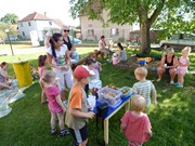 Společné odpoledne rodičů a dětí - natírání popelnic